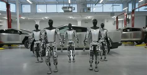 M­u­s­k­’­u­n­ ­i­n­s­a­n­s­ı­ ­r­o­b­o­t­u­ ­T­e­s­l­a­ ­B­o­t­,­ ­a­r­t­ı­k­ ­a­r­k­a­d­a­ş­l­a­r­ı­y­l­a­ ­y­ü­r­ü­y­e­b­i­l­i­y­o­r­
